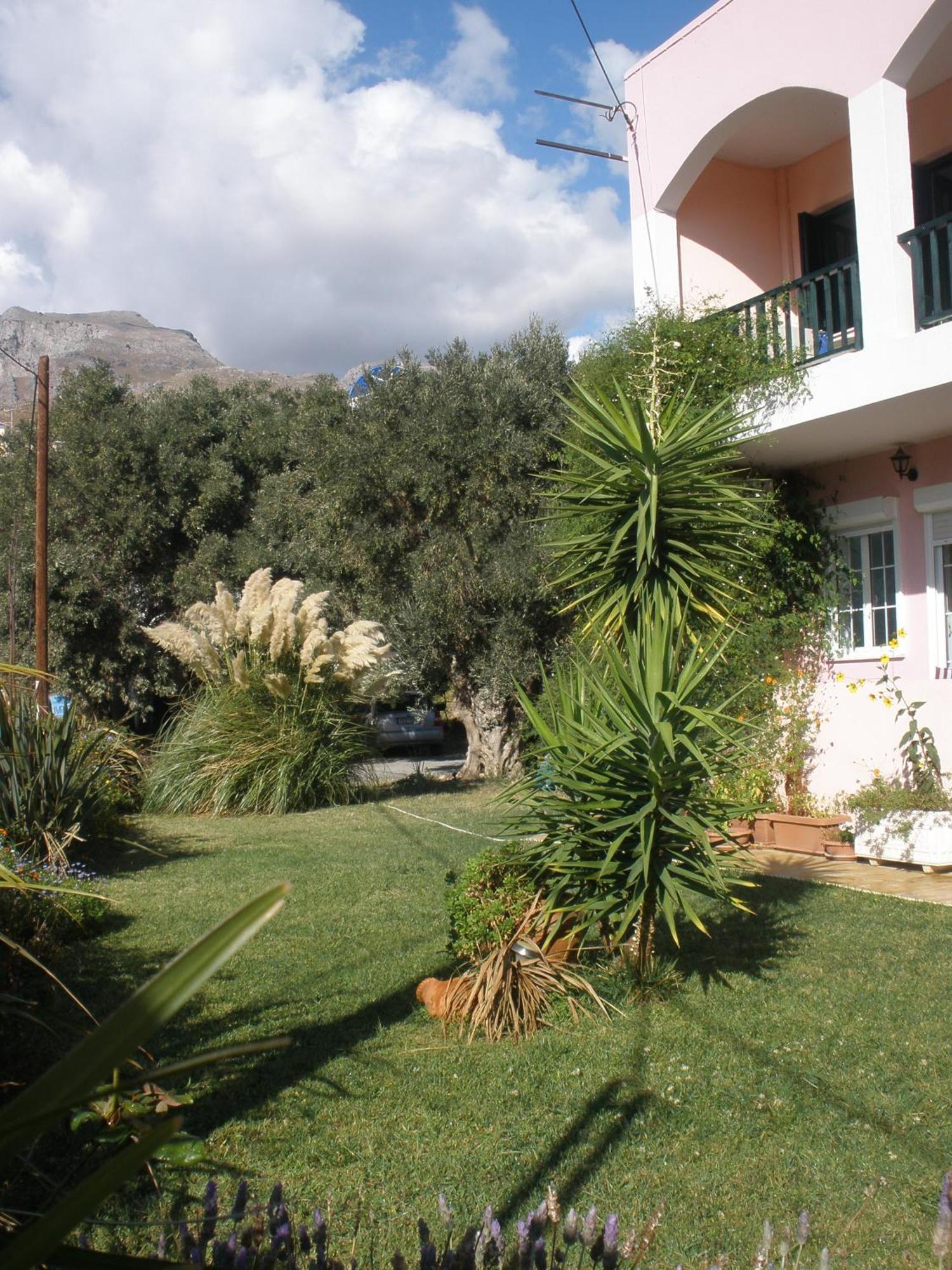 Livadi Apartments Плакиас Экстерьер фото
