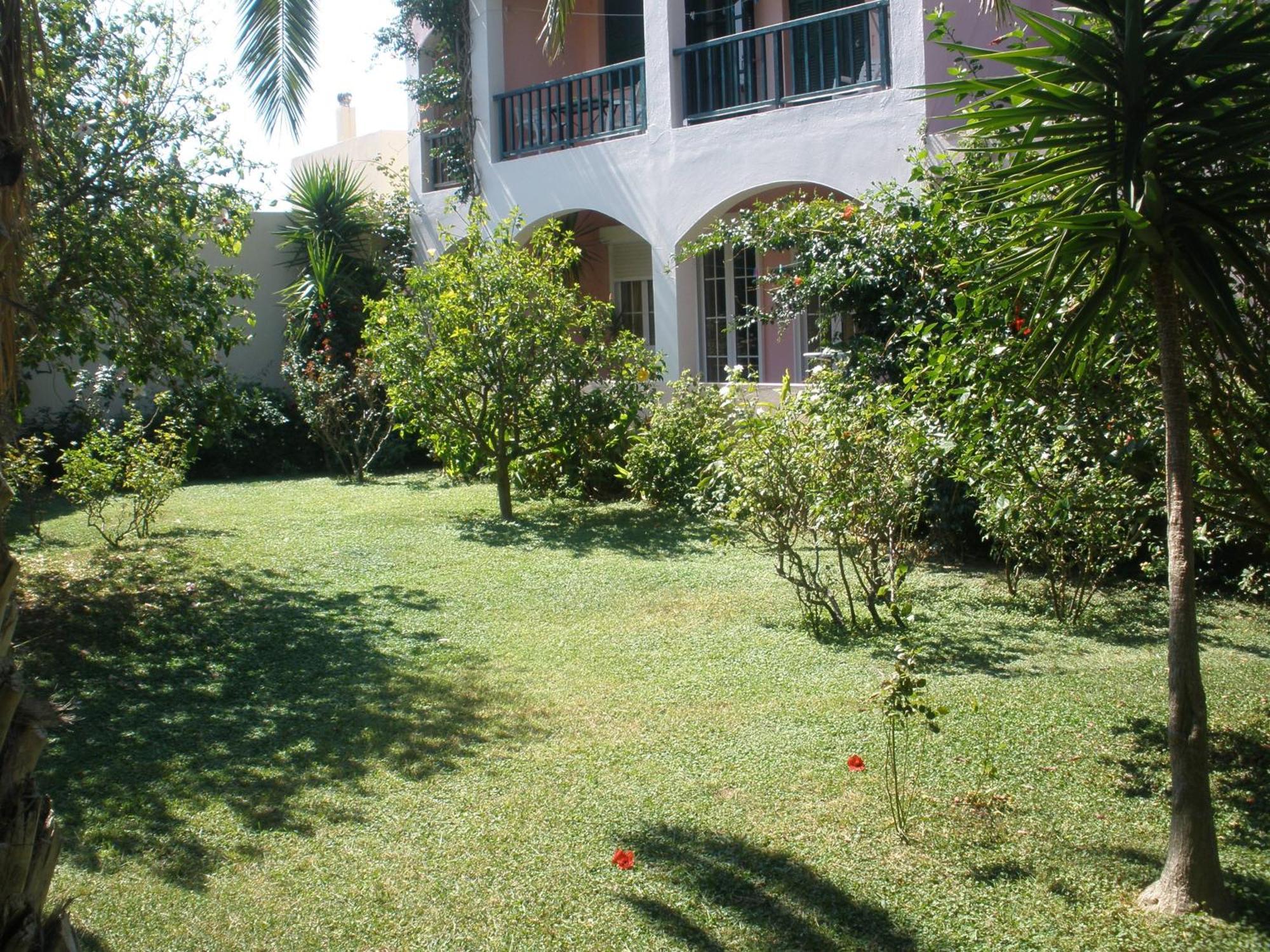 Livadi Apartments Плакиас Экстерьер фото